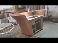 Tác phẩm điêu khắc trừu tượng bằng đồng đã được cài đặt