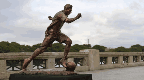 Custom FRP Casting Football World Cup Sculpture To Create A Separate Player Moment Sculpture